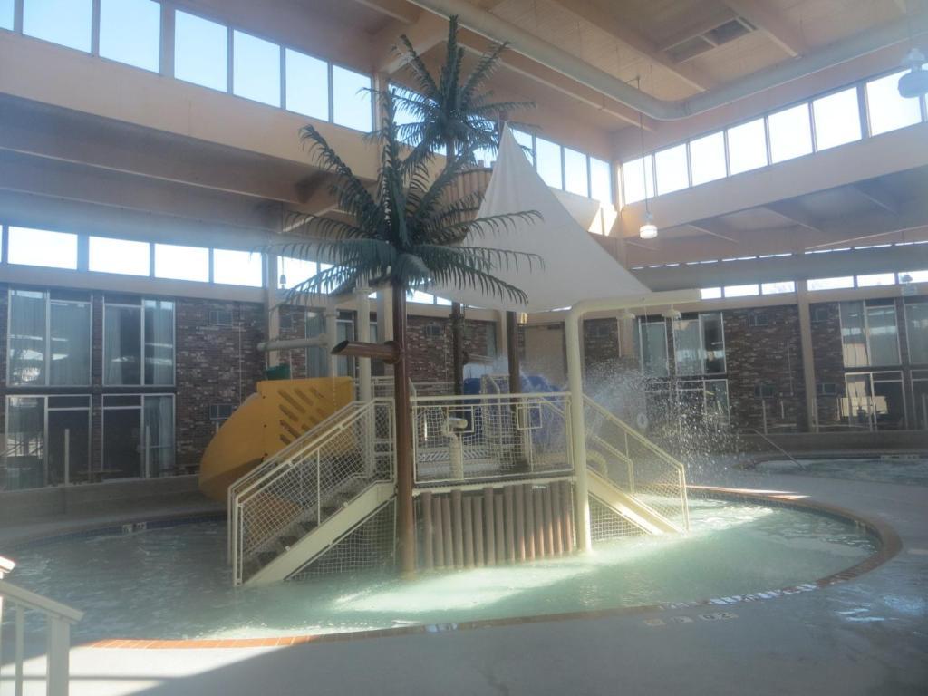 Howard Johnson Grand Forks Exteriör bild